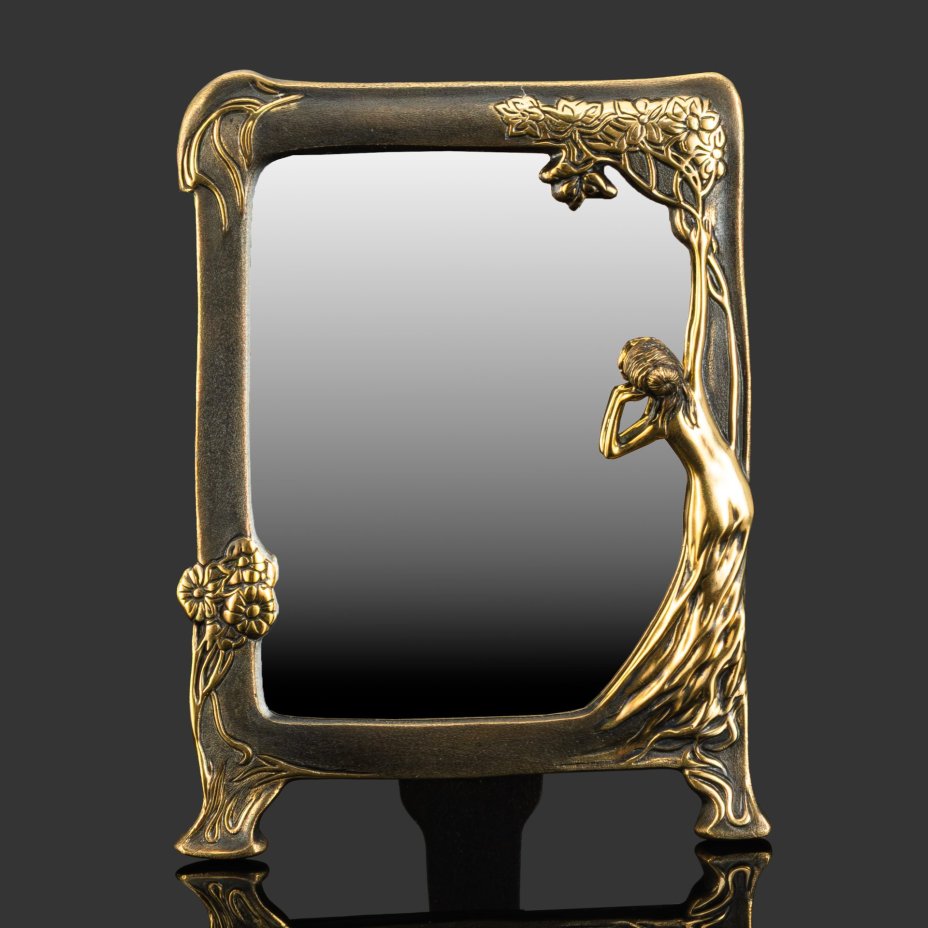 Маленькое французское зеркало с девушкой