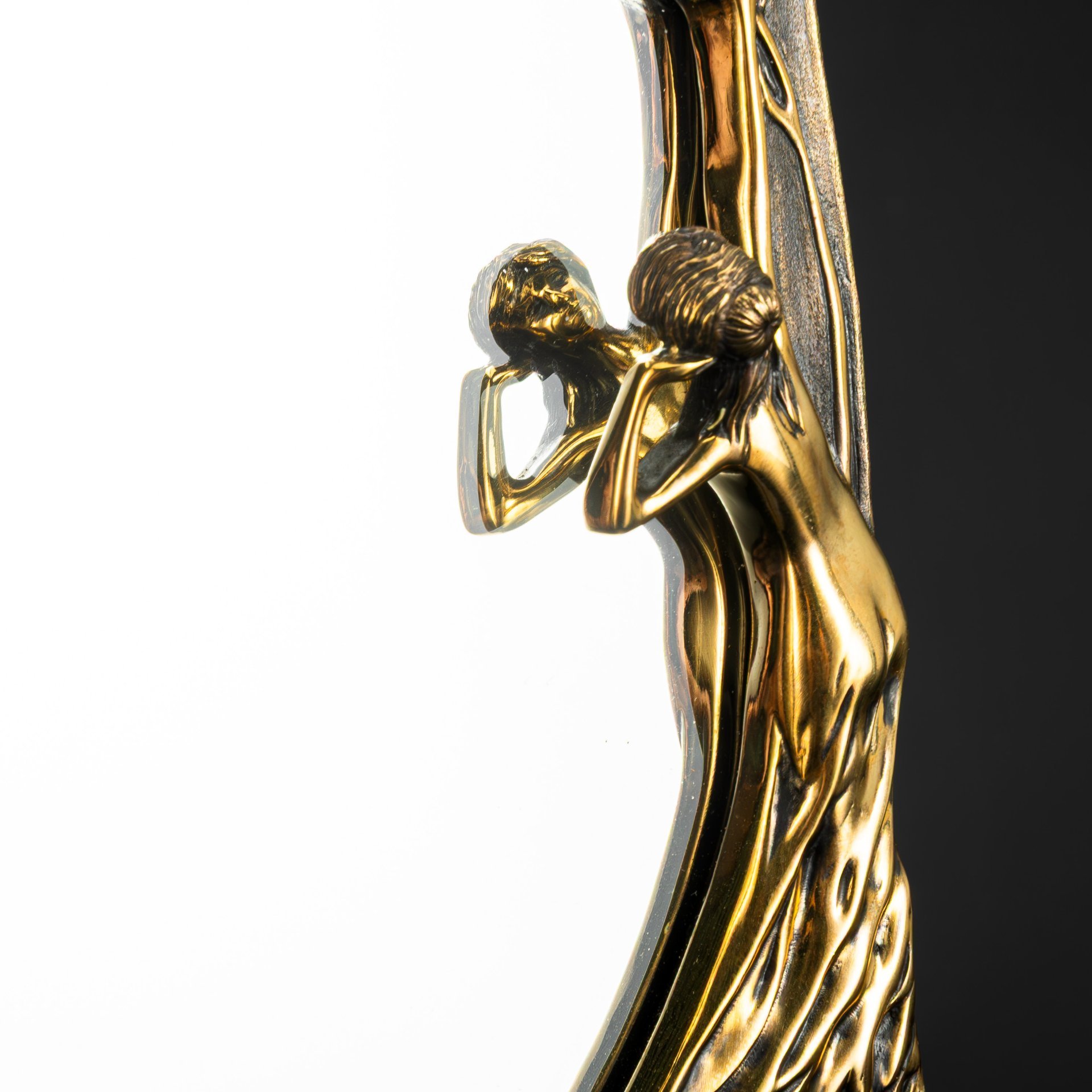 Маленькое французское зеркало с девушкой