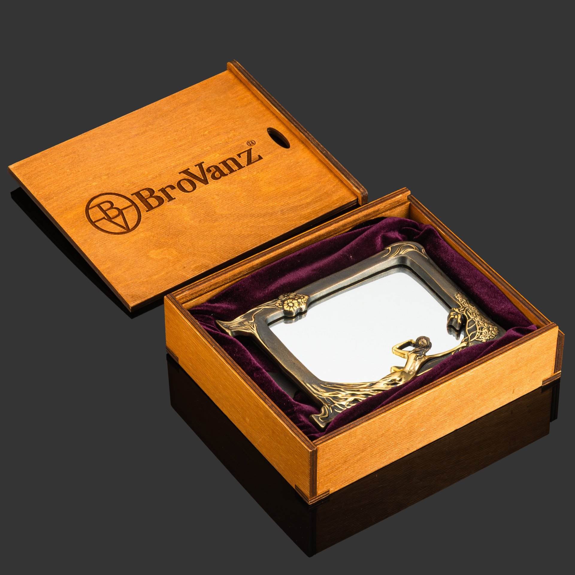 Маленькое французское зеркало с девушкой