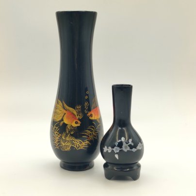 Пара ваз разных размеров, украшенных декором в виде золотых рыбок и ветки цветущей сливы, папье-маше, лак, перламутр, роспись, Вьетнам, 1970-1990 гг.