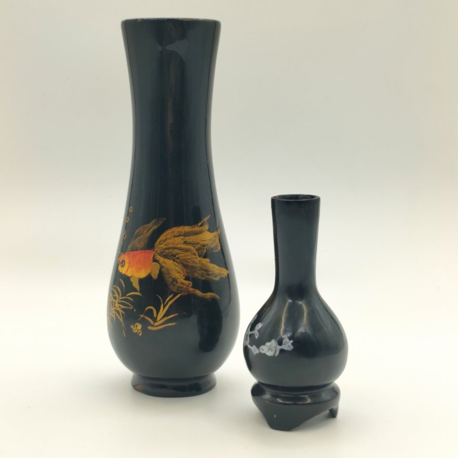 Пара ваз разных размеров, украшенных декором в виде золотых рыбок и ветки цветущей сливы