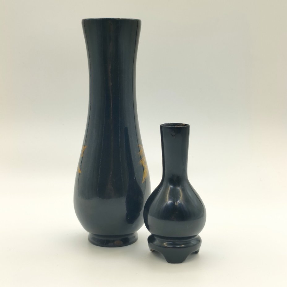 Пара ваз разных размеров, украшенных декором в виде золотых рыбок и ветки цветущей сливы