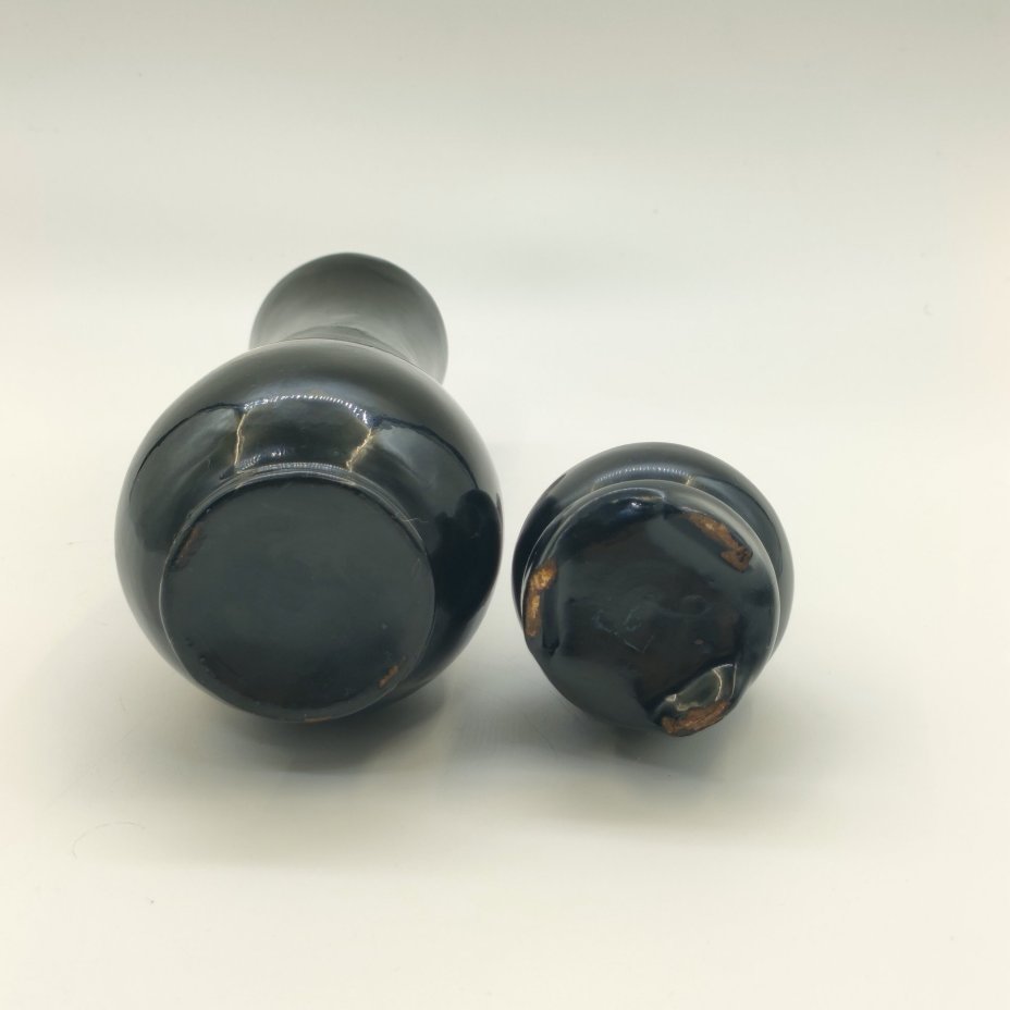 Пара ваз разных размеров, украшенных декором в виде золотых рыбок и ветки цветущей сливы