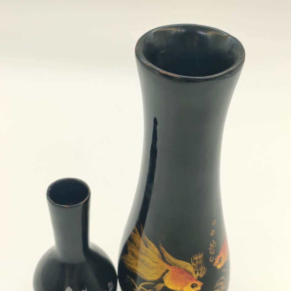 Пара ваз разных размеров, украшенных декором в виде золотых рыбок и ветки цветущей сливы