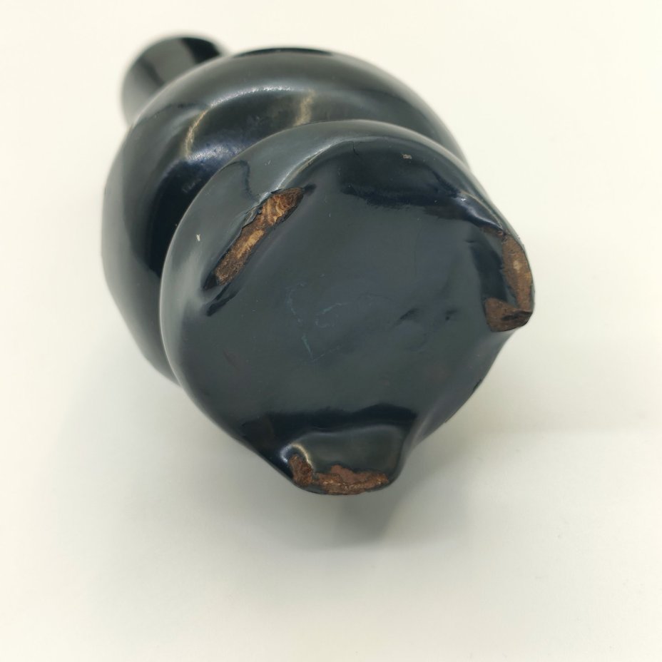 Пара ваз разных размеров, украшенных декором в виде золотых рыбок и ветки цветущей сливы