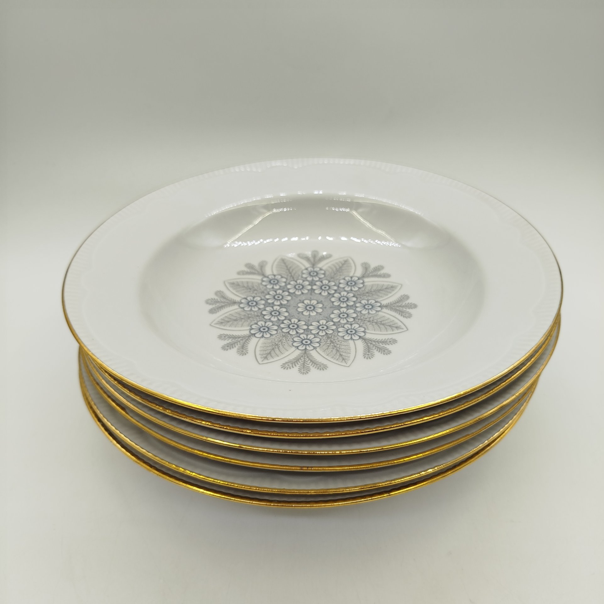 Набор из шести суповых тарелок с растительным декором, фарфор, деколь, золочение, Минский фарфорово-фаянсовый завод, СССР, 1968-1983 гг.