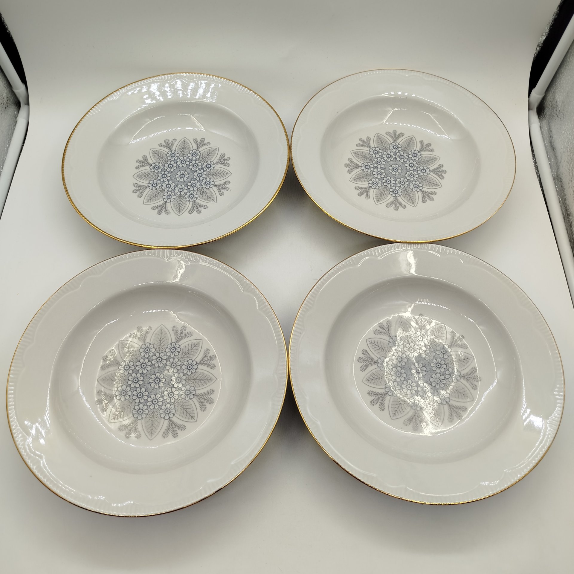 Набор из шести суповых тарелок с растительным декором, фарфор, деколь, золочение, Минский фарфорово-фаянсовый завод, СССР, 1968-1983 гг.