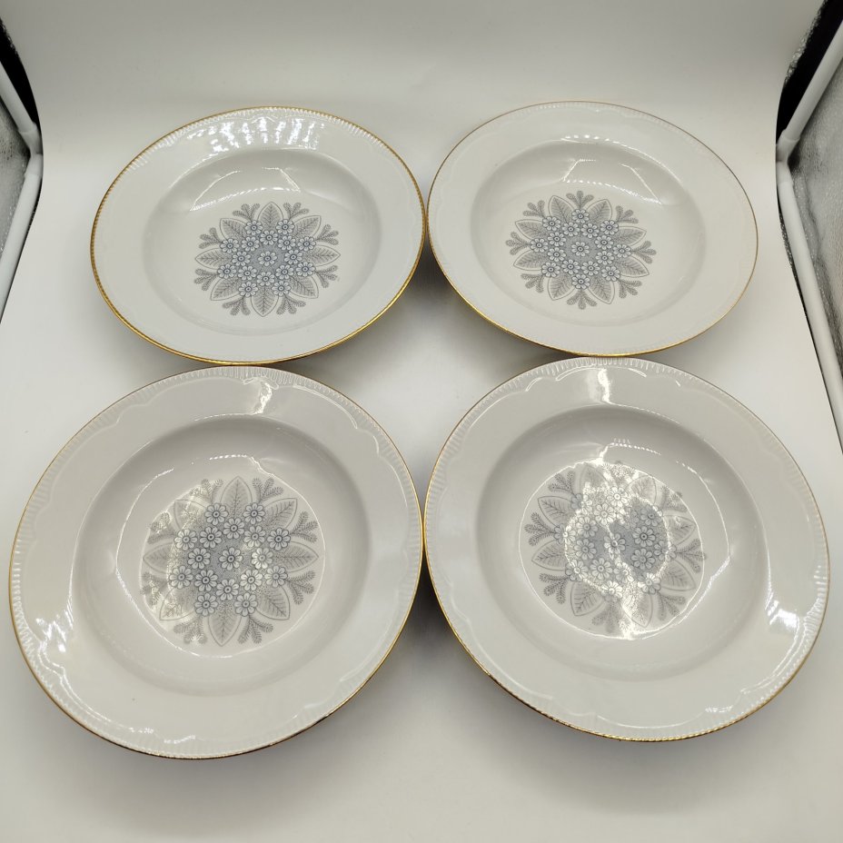 Набор из шести суповых тарелок с растительным декором, фарфор, деколь, золочение, Минский фарфорово-фаянсовый завод, СССР, 1968-1983 гг.