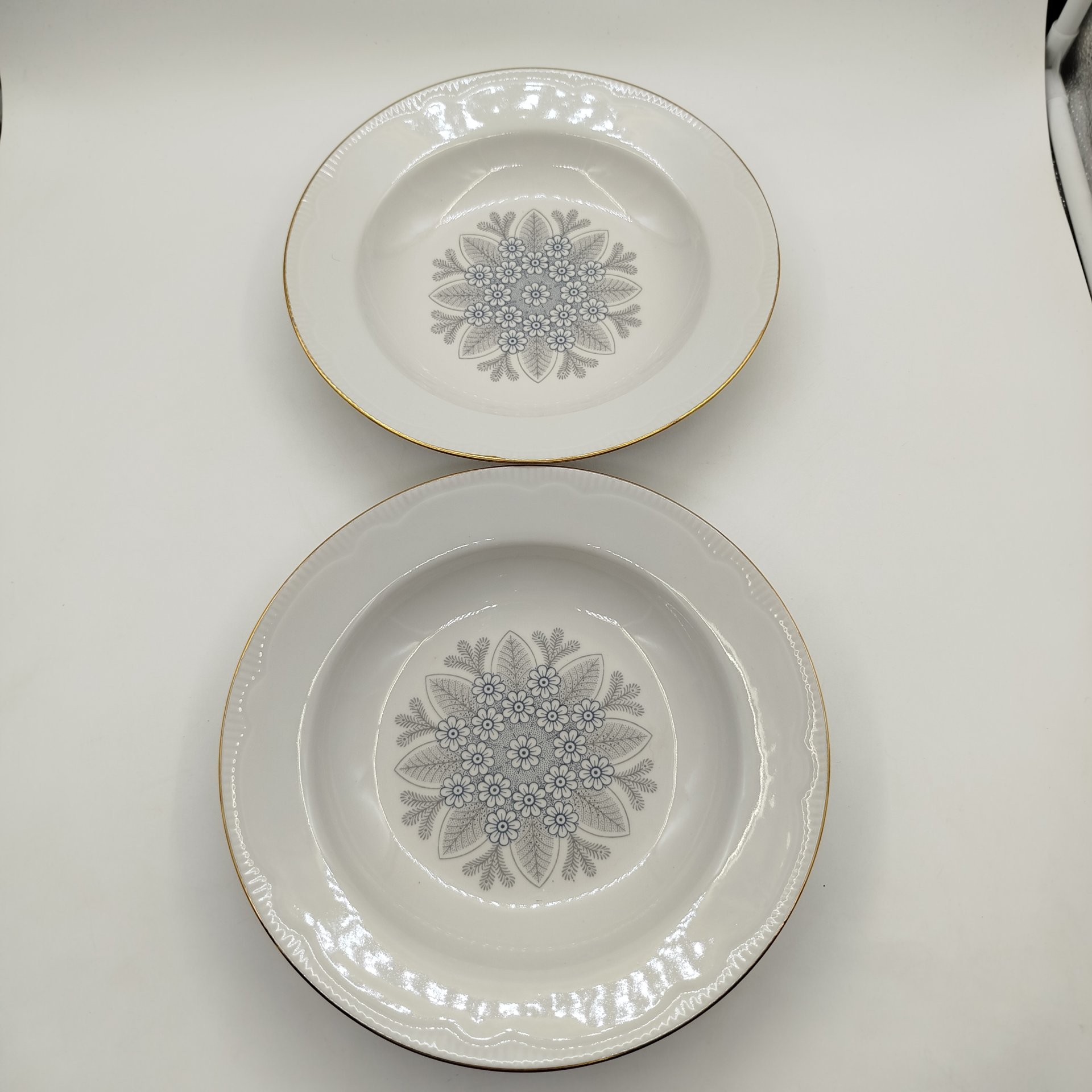 Набор из шести суповых тарелок с растительным декором, фарфор, деколь, золочение, Минский фарфорово-фаянсовый завод, СССР, 1968-1983 гг.