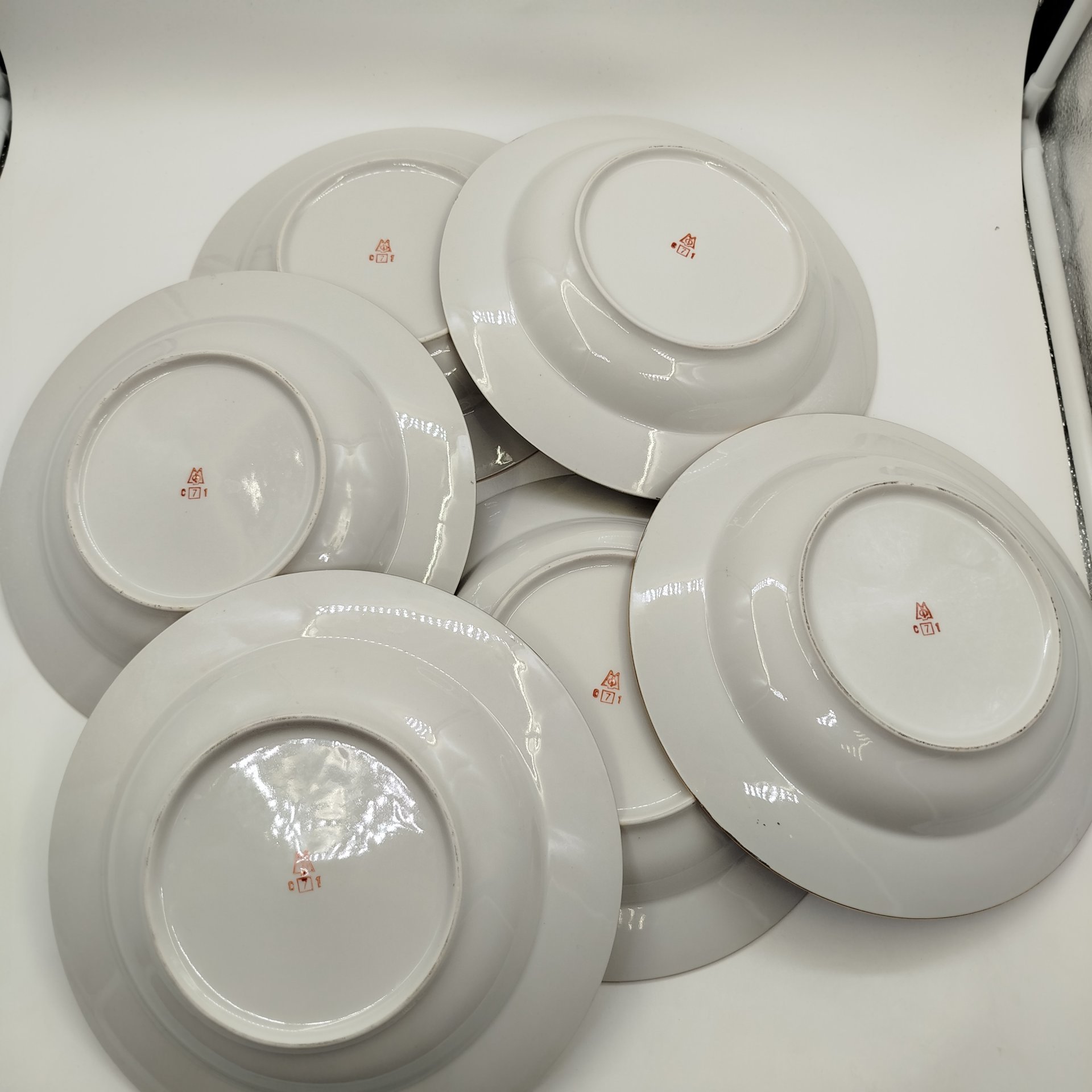 Набор из шести суповых тарелок с растительным декором, фарфор, деколь, золочение, Минский фарфорово-фаянсовый завод, СССР, 1968-1983 гг.