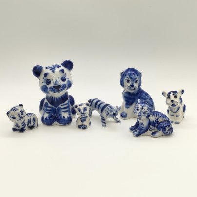 Набор из семи статуэток "Тигры", Гжель, фарфор, роспись, Россия, 1980-2010 гг.