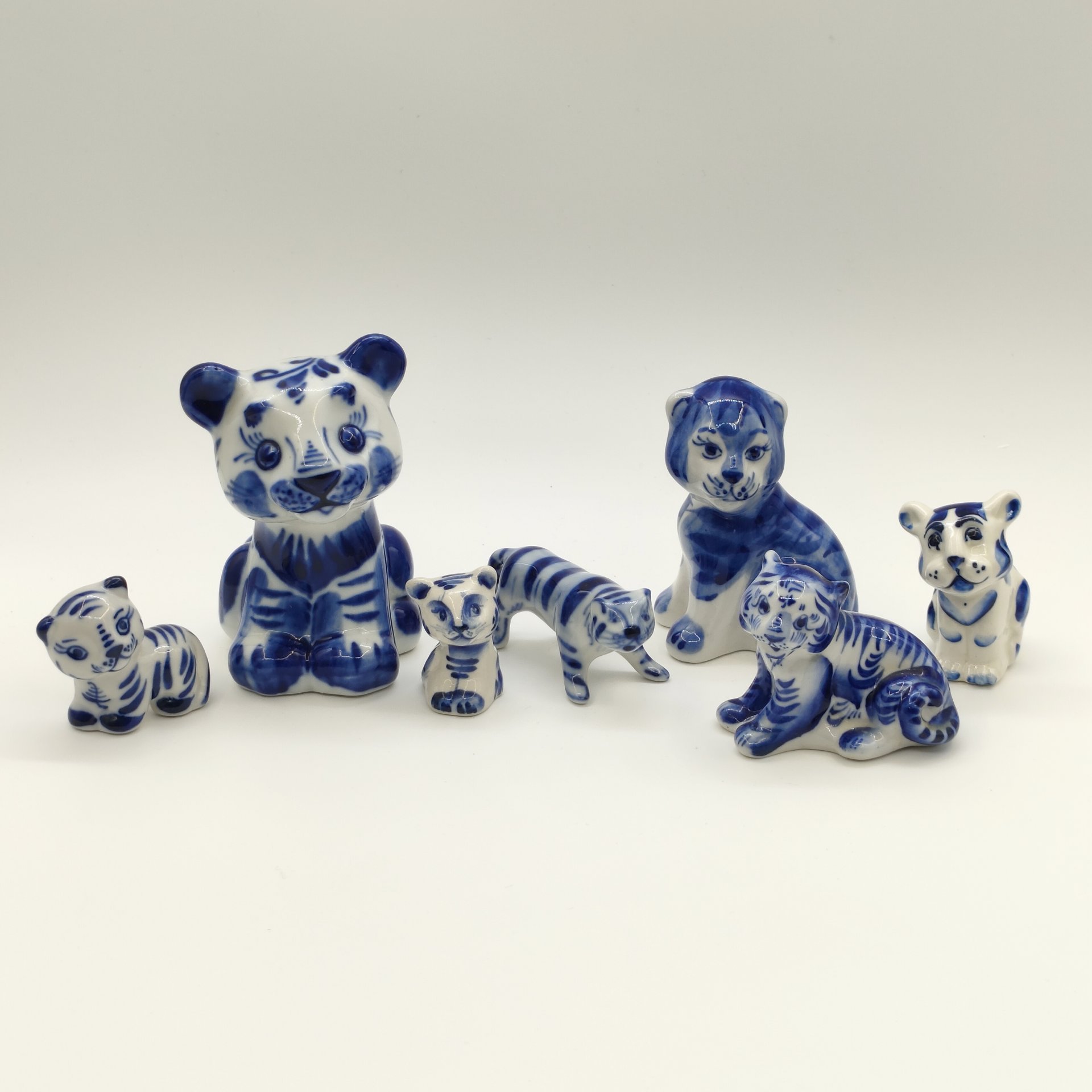 Набор из семи статуэток "Тигры", Гжель, фарфор, роспись, Россия, 1980-2010 гг.