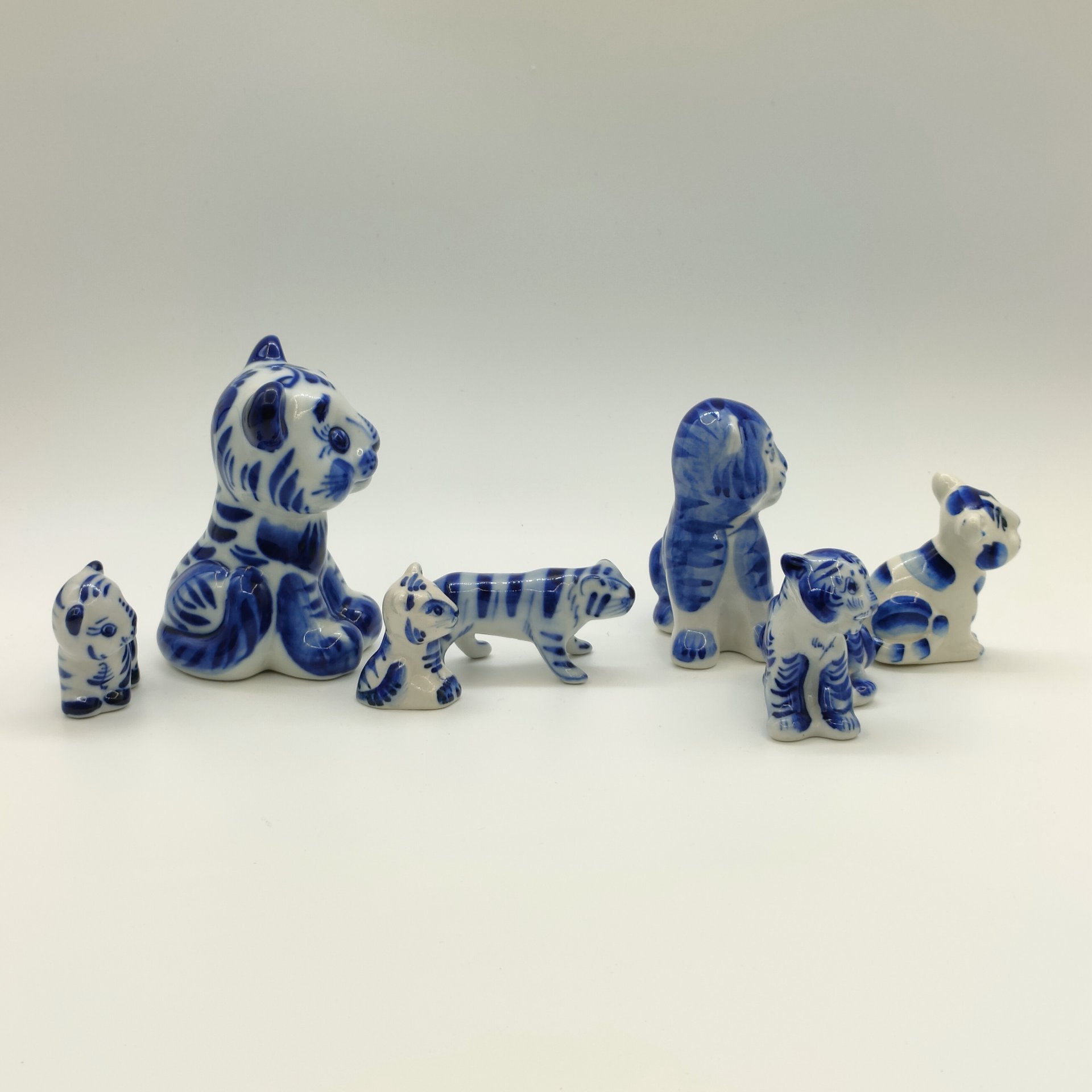 Набор из семи статуэток "Тигры", Гжель, фарфор, роспись, Россия, 1980-2010 гг.