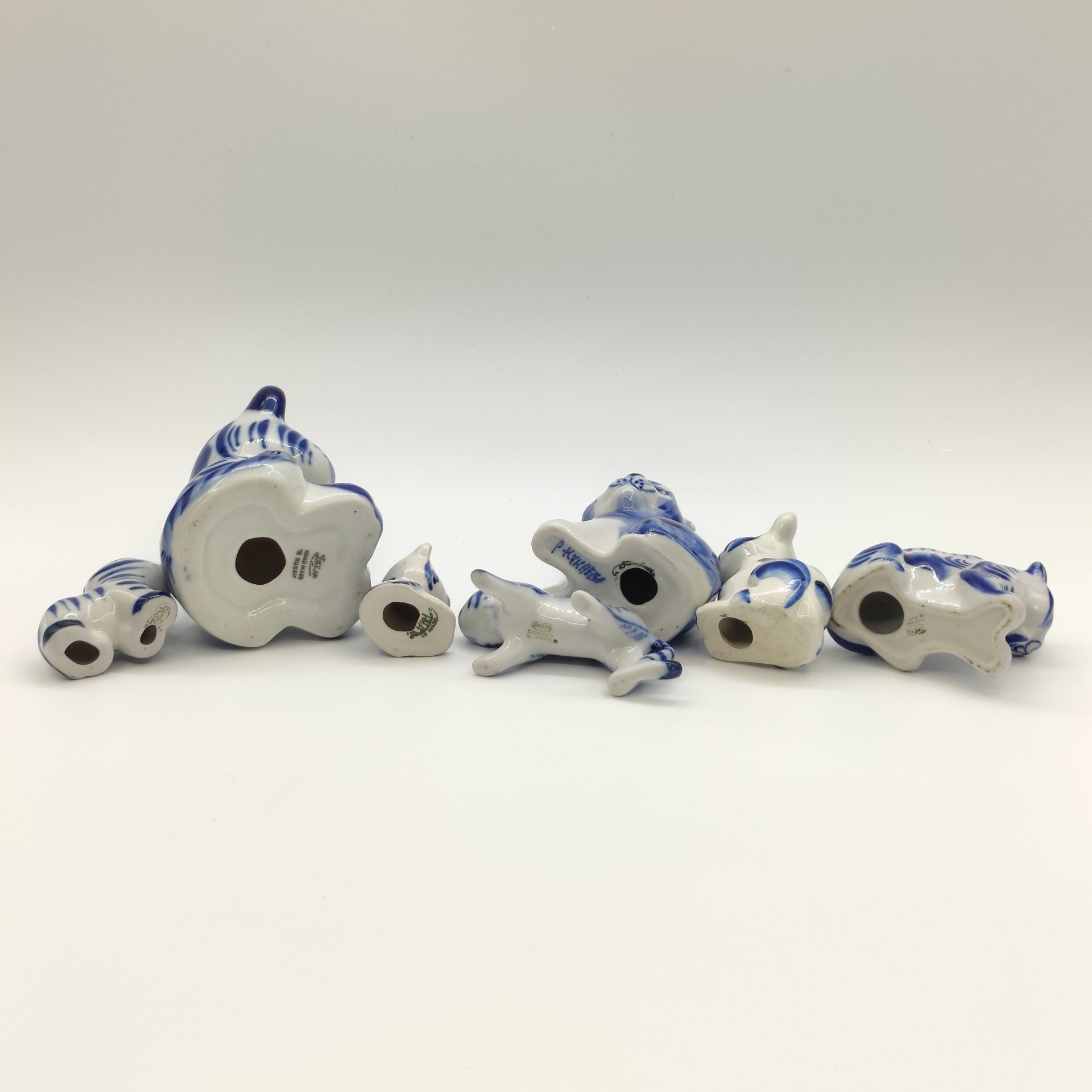 Набор из семи статуэток "Тигры", Гжель, фарфор, роспись, Россия, 1980-2010 гг.