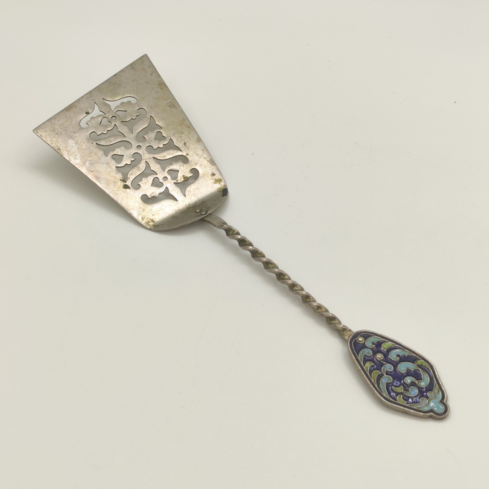 Лопатка сервировочная с прорезным декором