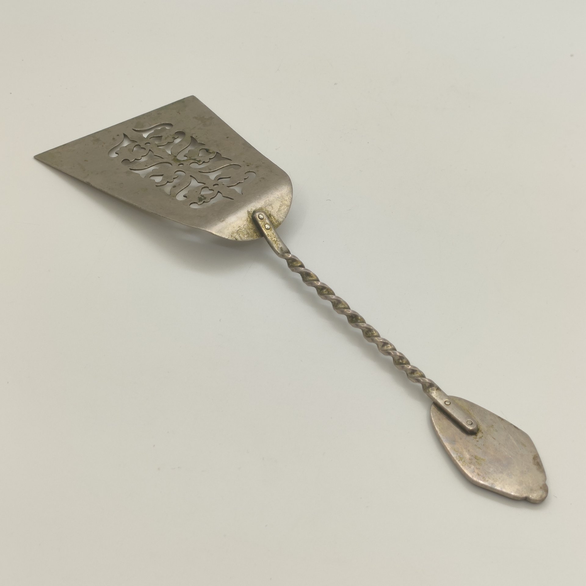 Лопатка сервировочная с прорезным декором