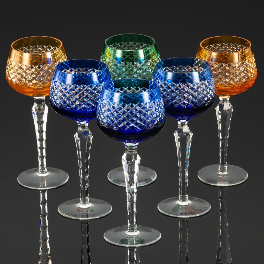 Набор из шести разноцветных бокалов с ромбическим декором (синий, оранжевый и зеленый цвета), хрусталь, нацвет, алмазная грань, ГДР, 1970-1990 гг.