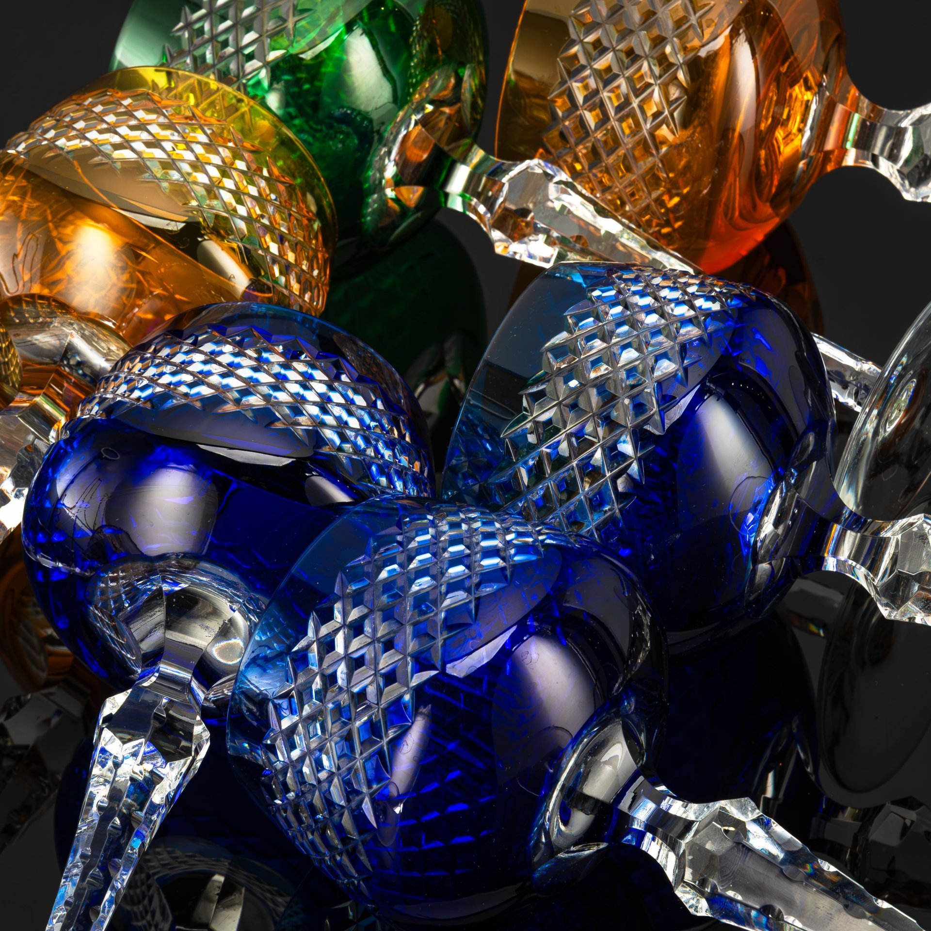 Набор из шести разноцветных бокалов с ромбическим декором (синий, оранжевый и зеленый цвета), хрусталь, нацвет, алмазная грань, ГДР, 1970-1990 гг.