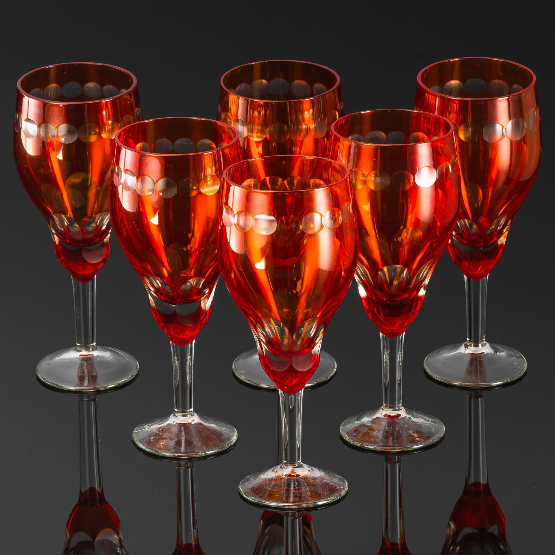 Набор из шести фужеров (бокалов) красного оттенка с декором в виде линз, завод "Красный май" (предположительно), цветное стекло, СССР, 1970-1990 гг.