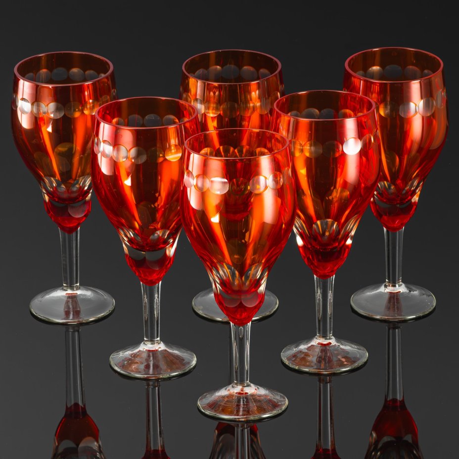 Набор из шести фужеров (бокалов) красного оттенка с декором в виде линз, завод "Красный май" (предположительно), цветное стекло, СССР, 1970-1990 гг.