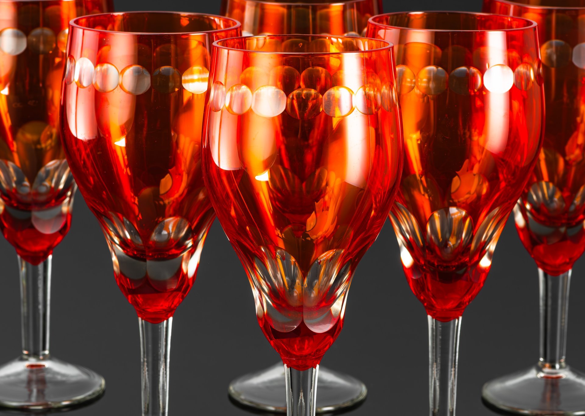 Набор из шести фужеров (бокалов) красного оттенка с декором в виде линз, завод "Красный май" (предположительно), цветное стекло, СССР, 1970-1990 гг.