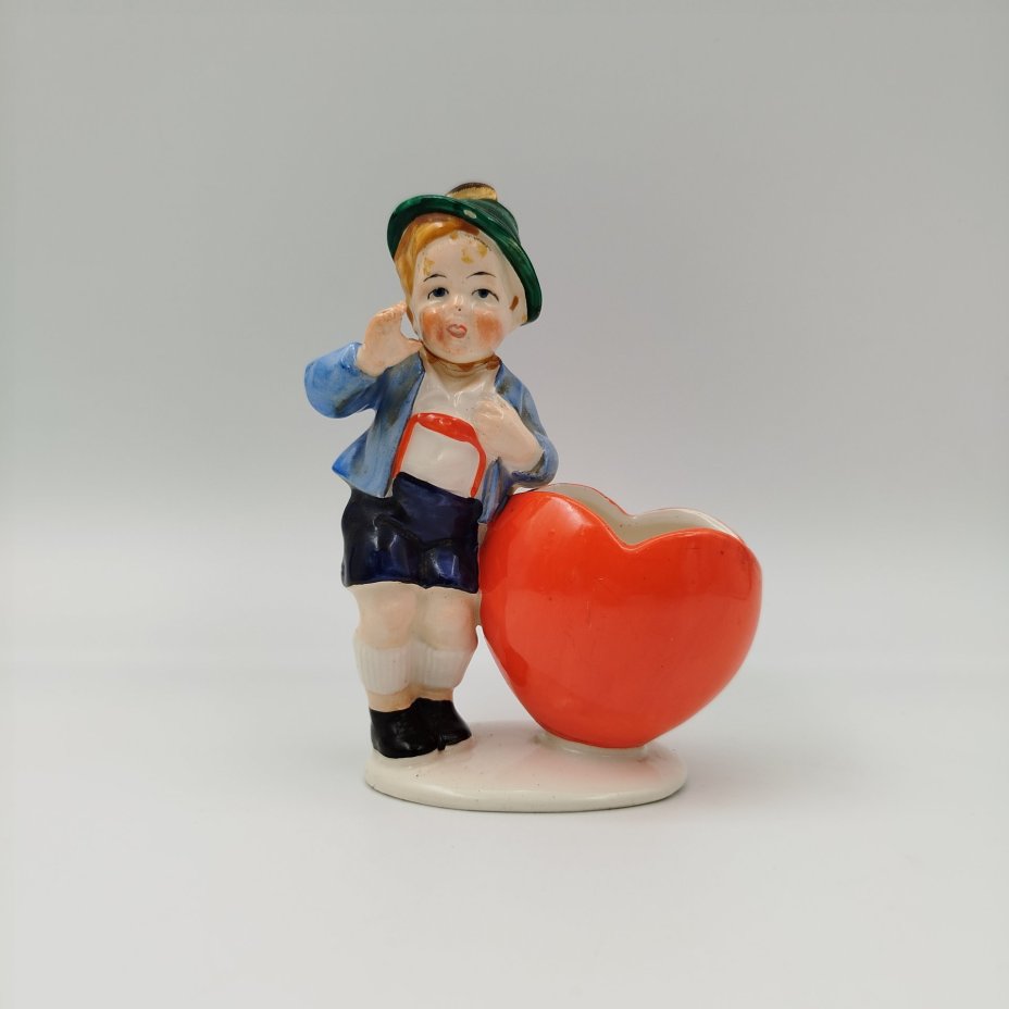 Статуэтка "Мальчик с сердечком", фаянс, роспись, Hertwig & Co., Германия, 1940-1950 гг.