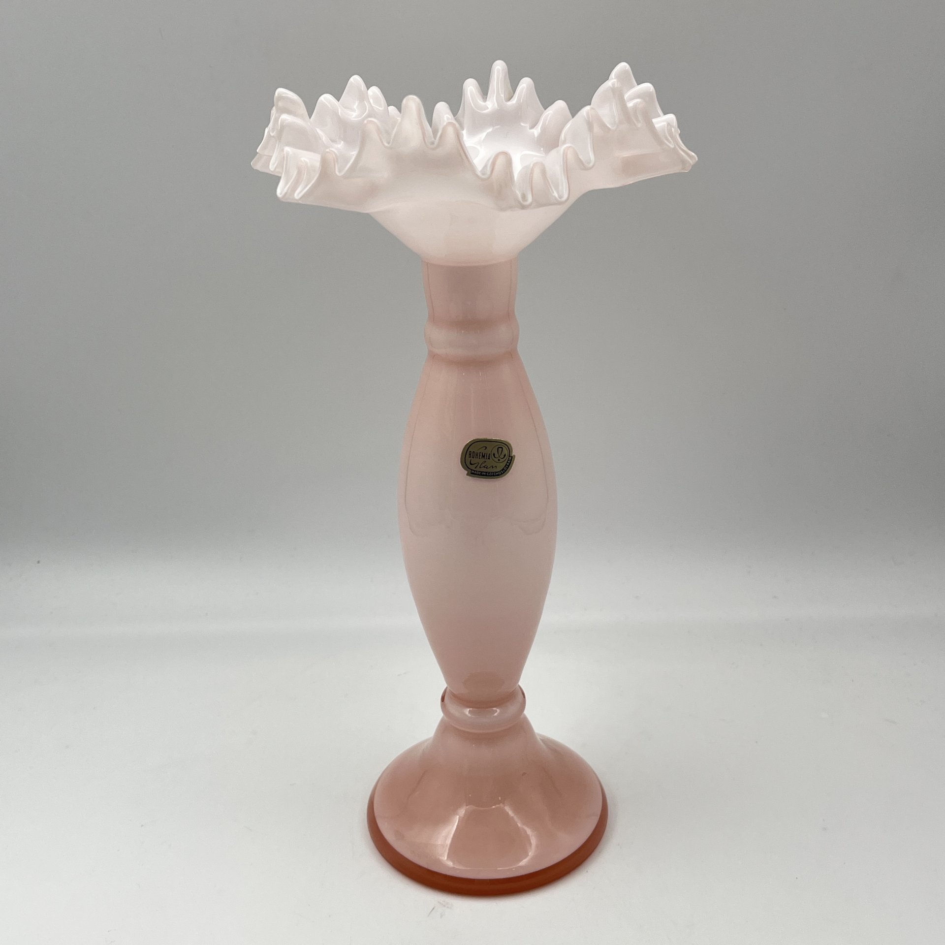 Ваза розового оттенка с фестончатым бортом, цветное стекло, Bohemia Crystal (Bohemia Glass), Чехословакия, 1970-1990 гг.