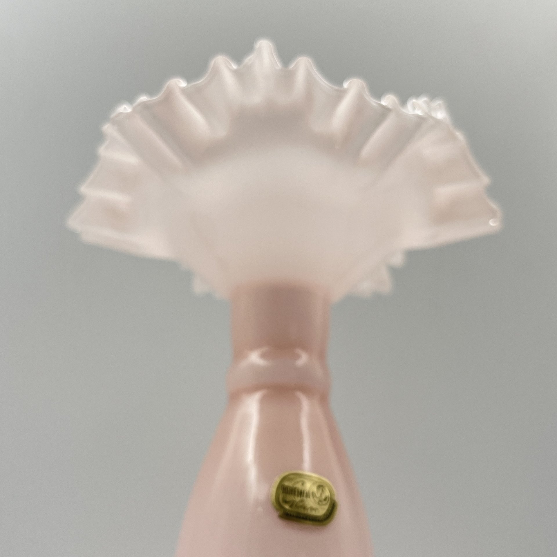 Ваза розового оттенка с фестончатым бортом, цветное стекло, Bohemia Crystal (Bohemia Glass), Чехословакия, 1970-1990 гг.