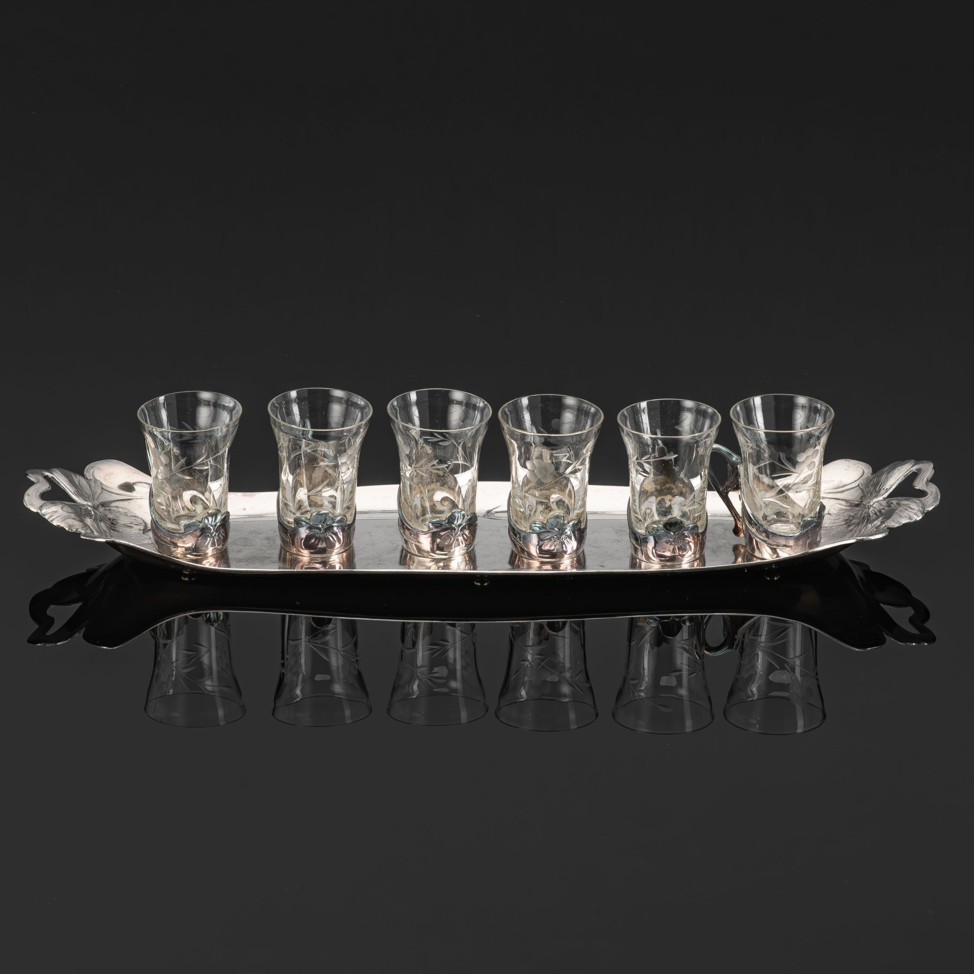 Набор для подачи спиртных напитков в стиле модерн (рюмки в металлической оплетке на 6 персон на подносе), металл, серебрение, стекло, гравировка, Christofle, Франция, 1900-1920 гг.