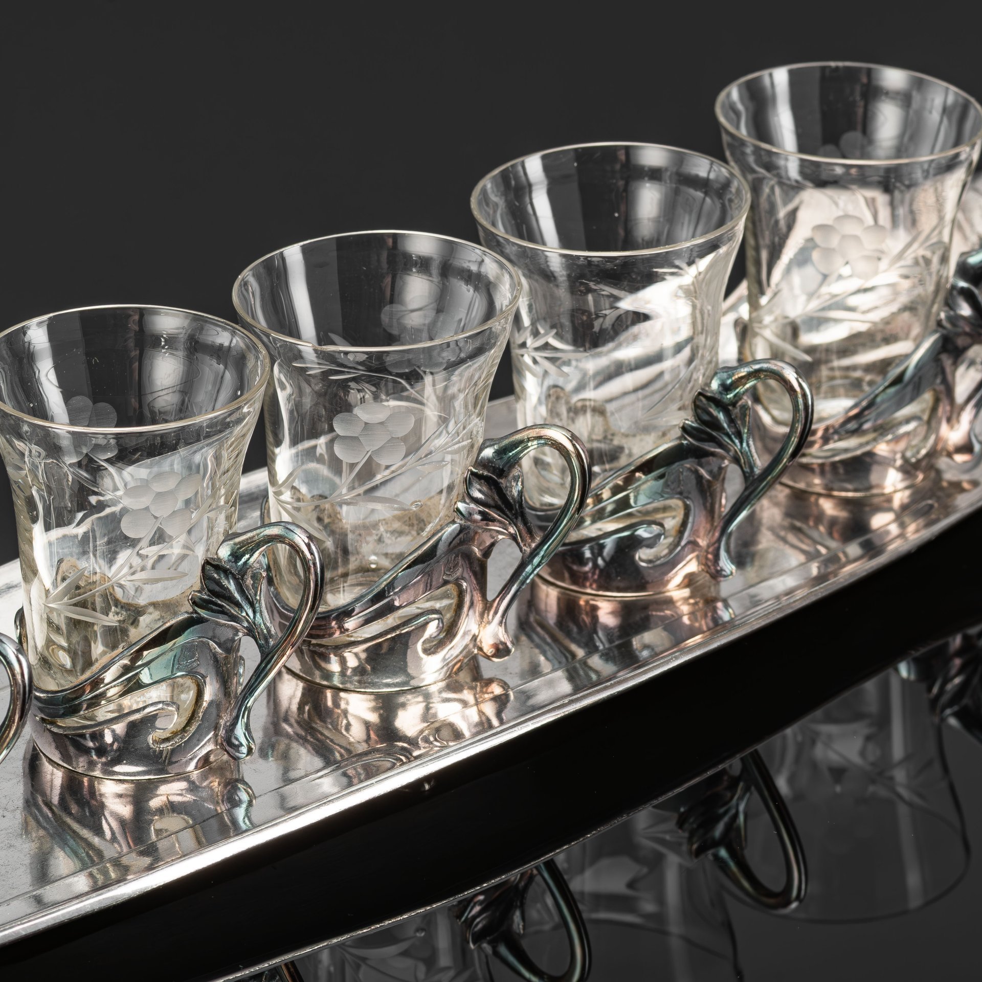 Набор для подачи спиртных напитков в стиле модерн (рюмки в металлической оплетке на 6 персон на подносе), металл, серебрение, стекло, гравировка, Christofle, Франция, 1900-1920 гг.