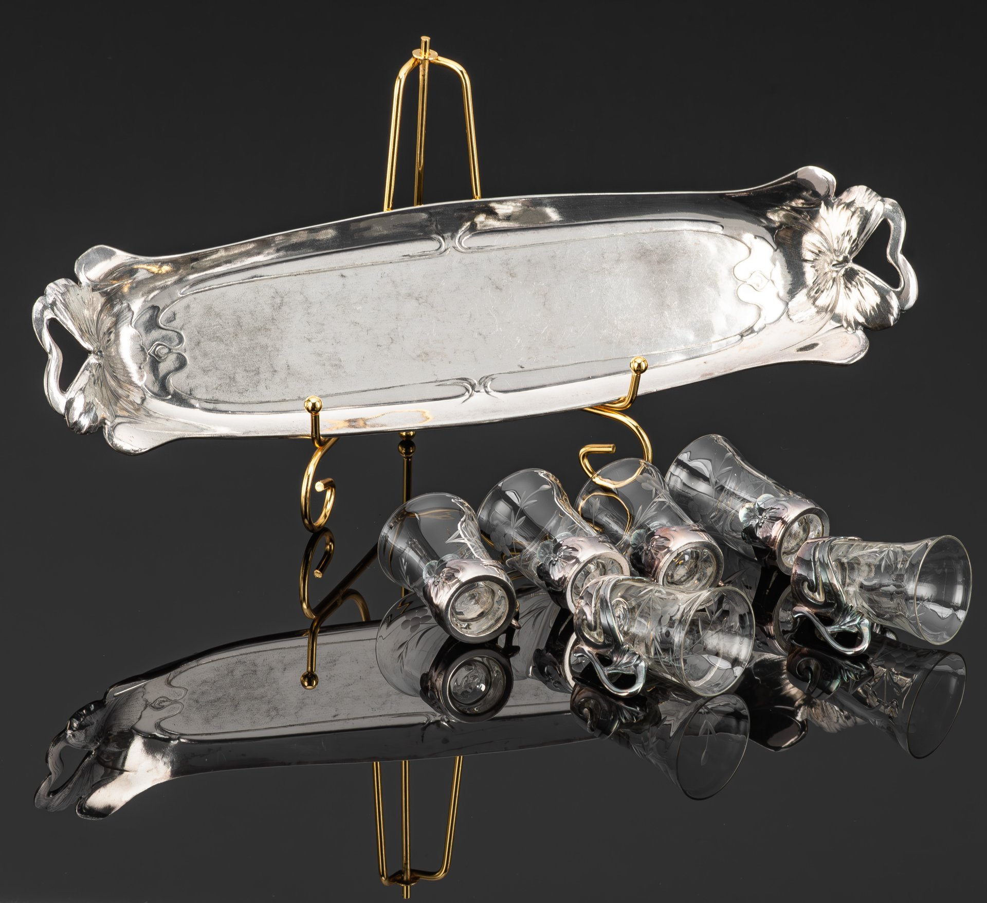 Набор для подачи спиртных напитков в стиле модерн (рюмки в металлической оплетке на 6 персон на подносе), металл, серебрение, стекло, гравировка, Christofle, Франция, 1900-1920 гг.