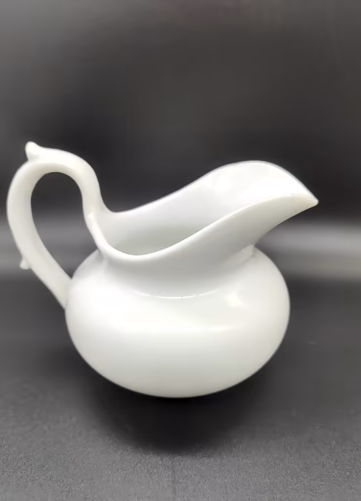 Молочник лаконичной формы, Товарищество М.С. Кузнецова в Риге