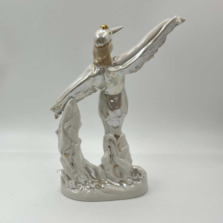 Статуэтка "Балерина в роли аиста", скульптор М.А. Интизарян, фарфор, роспись, люстр, золочение, Дмитровский фарфоровый завод (ДФЗ Вербилки), СССР, 1954-1965 гг.