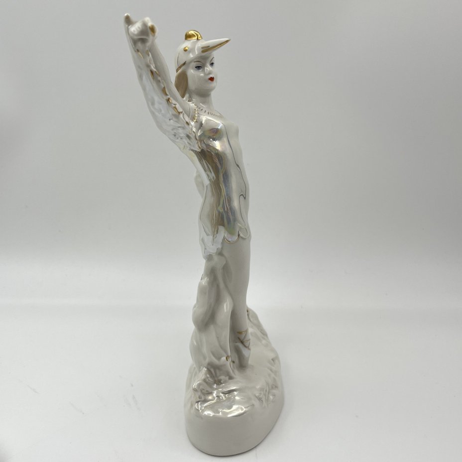Статуэтка "Балерина в роли аиста", скульптор М.А. Интизарян, фарфор, роспись, люстр, золочение, Дмитровский фарфоровый завод (ДФЗ Вербилки), СССР, 1954-1965 гг.