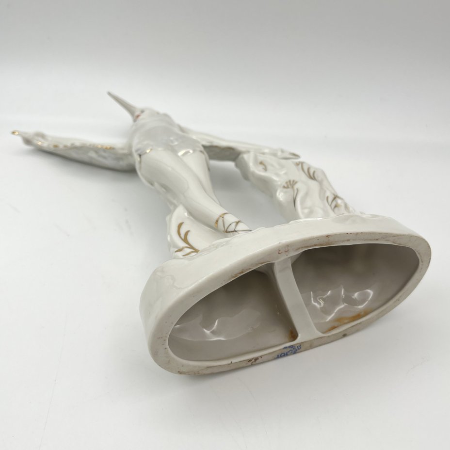 Статуэтка "Балерина в роли аиста", скульптор М.А. Интизарян, фарфор, роспись, люстр, золочение, Дмитровский фарфоровый завод (ДФЗ Вербилки), СССР, 1954-1965 гг.