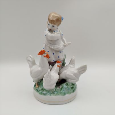 Статуэтка "Девочка кормит кур", автор Н. А. Малышева, фарфор, роспись, золочение, Дулевский фарфоровый завод (Дулёво), СССР, 1960 г.