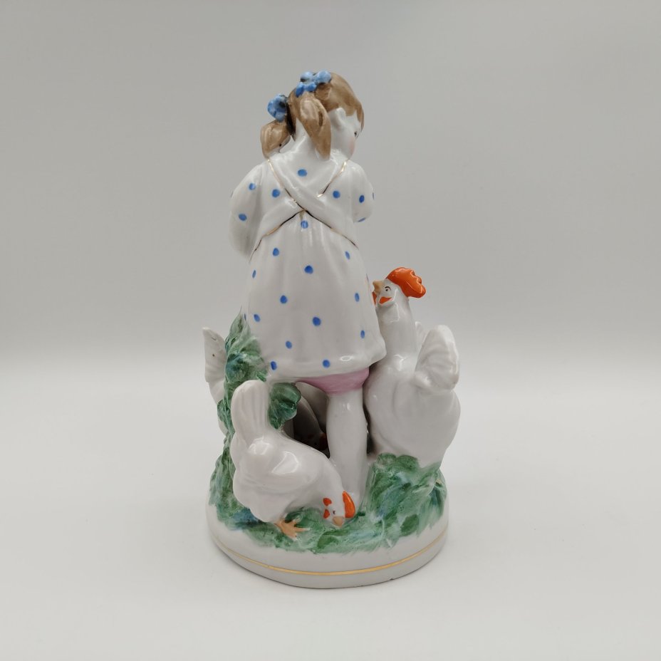 Статуэтка "Девочка кормит кур", автор Н. А. Малышева, фарфор, роспись, золочение, Дулевский фарфоровый завод (Дулёво), СССР, 1960 г., Дулевский фарфоровый завод (Дулёво)