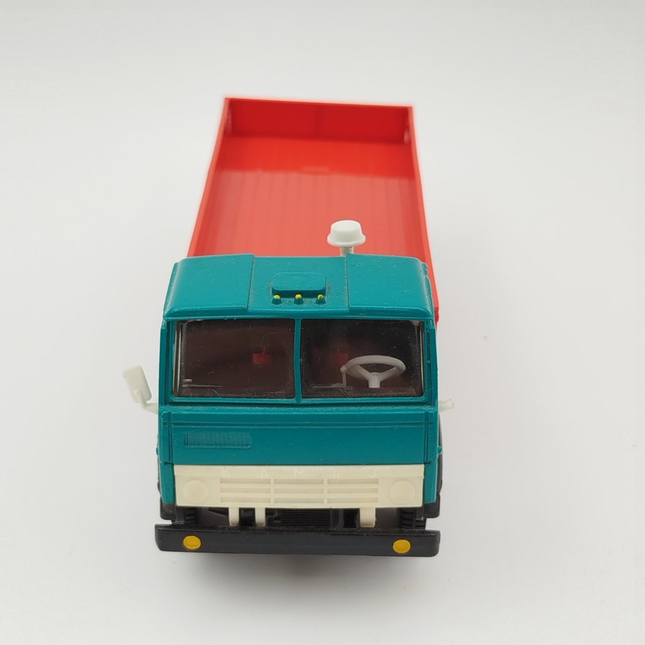 Модель автомобиля "Камаз-5320" (1:43)