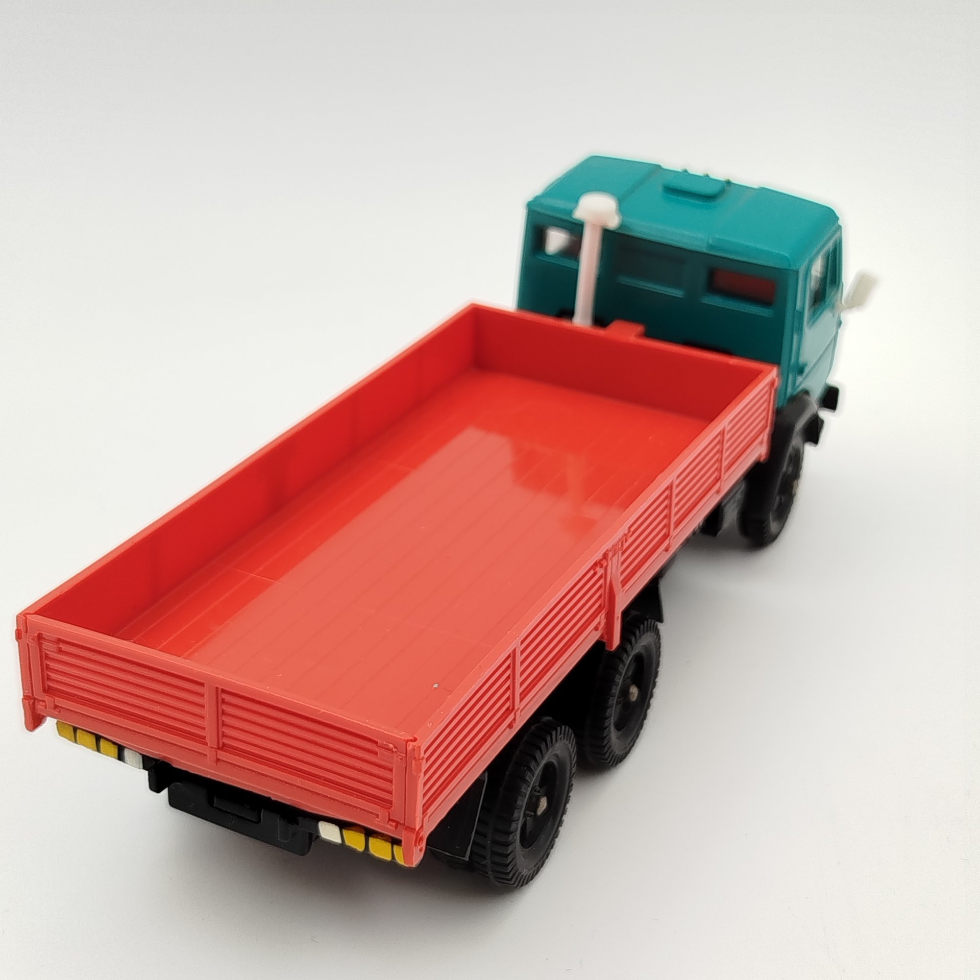 Модель автомобиля "Камаз-5320" (1:43)