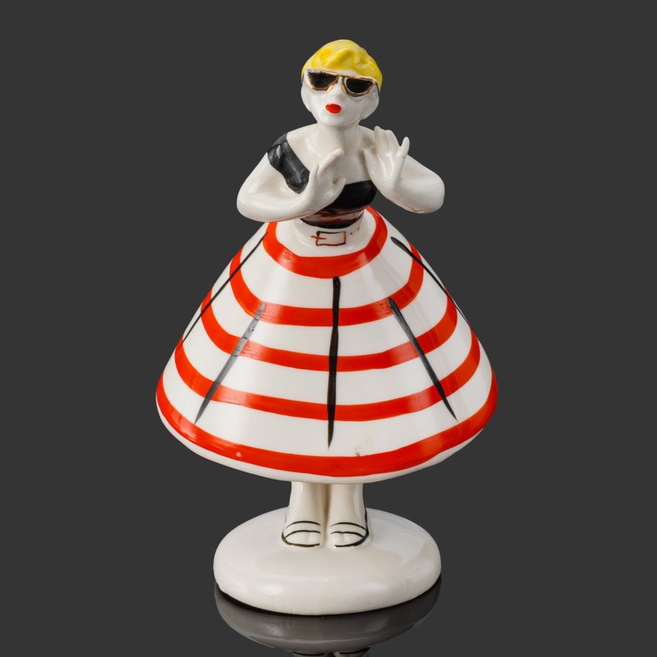 Статуэтка "Сплетница" из скульптурной группы "Разговор", авторы А.В. Дегтярев и Л.Н. Сморгон, фарфор, роспись, золочение, Ленинградский завод фарфоровых изделий (ЛЗФИ), СССР, 1967-1973 гг.