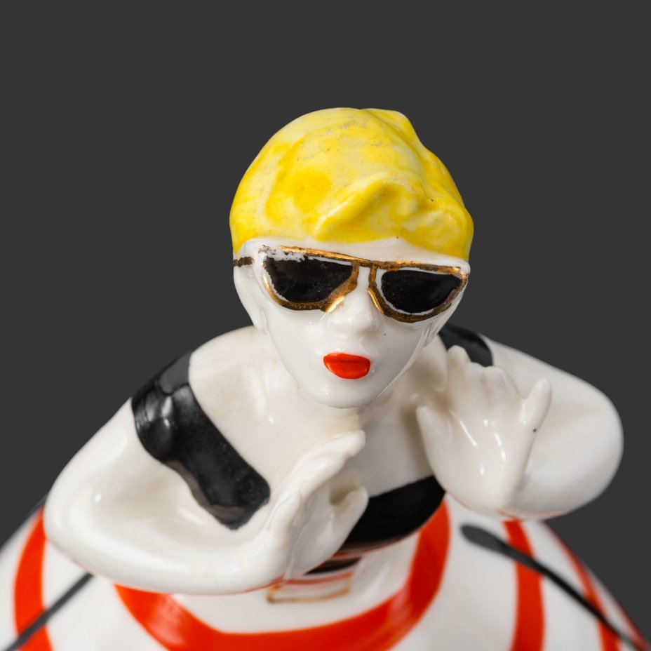 Статуэтка "Сплетница" из скульптурной группы "Разговор", авторы А.В. Дегтярев и Л.Н. Сморгон, фарфор, роспись, золочение, Ленинградский завод фарфоровых изделий (ЛЗФИ), СССР, 1967-1973 гг.