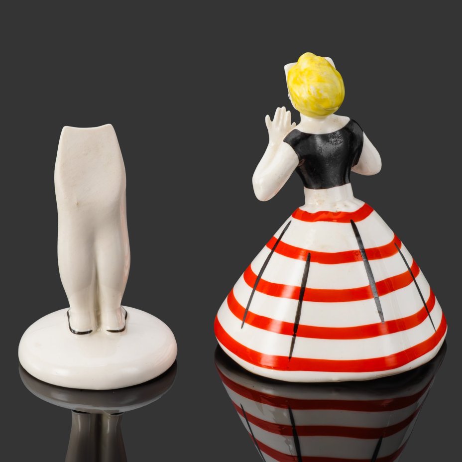 Статуэтка "Сплетница" из скульптурной группы "Разговор", авторы А.В. Дегтярев и Л.Н. Сморгон, фарфор, роспись, золочение, Ленинградский завод фарфоровых изделий (ЛЗФИ), СССР, 1967-1973 гг.