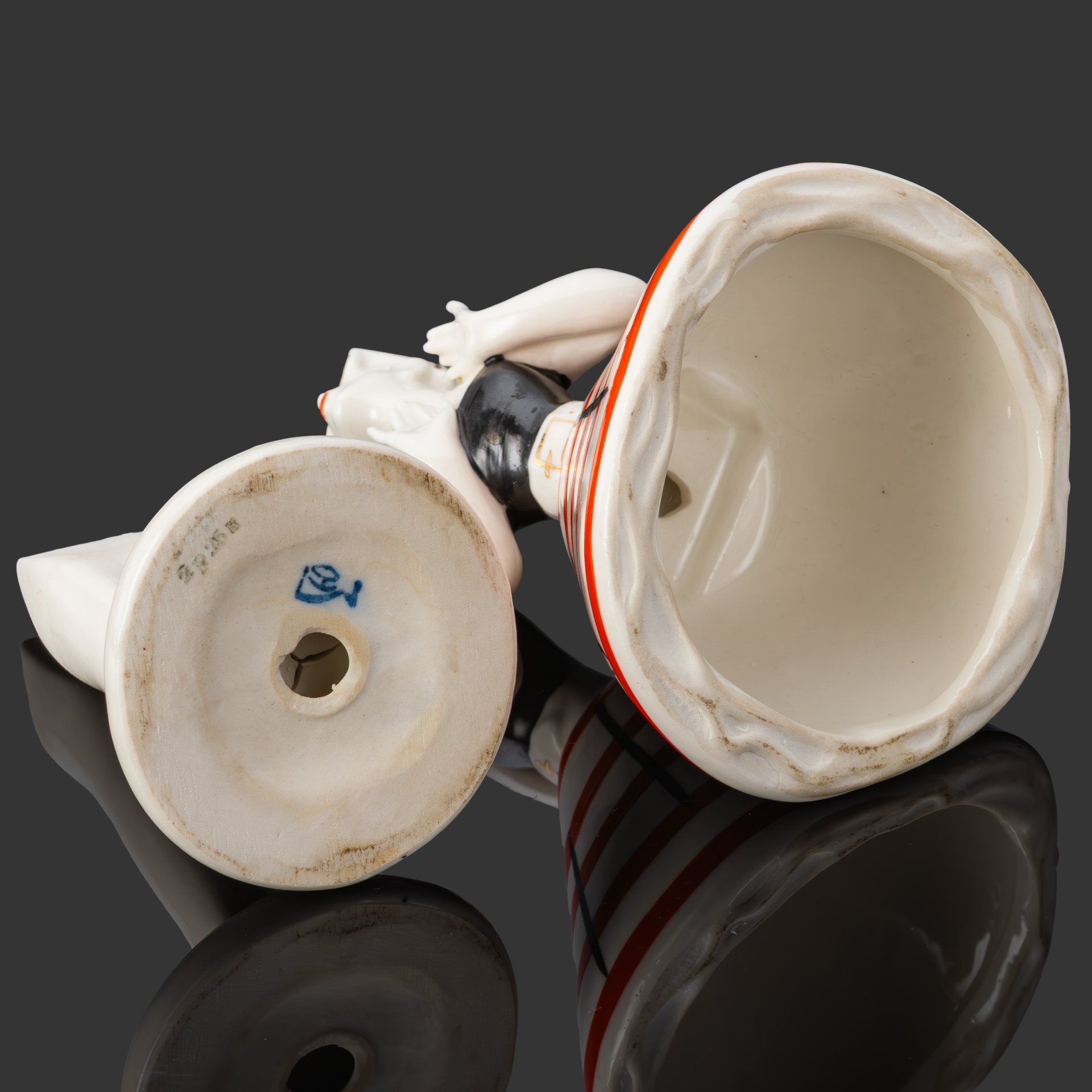 Статуэтка "Сплетница" из скульптурной группы "Разговор", авторы А.В. Дегтярев и Л.Н. Сморгон, фарфор, роспись, золочение, Ленинградский завод фарфоровых изделий (ЛЗФИ), СССР, 1967-1973 гг.