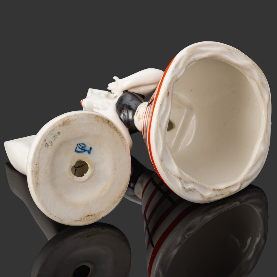 Статуэтка "Сплетница" из скульптурной группы "Разговор", авторы А.В. Дегтярев и Л.Н. Сморгон, фарфор, роспись, золочение, Ленинградский завод фарфоровых изделий (ЛЗФИ), СССР, 1967-1973 гг.