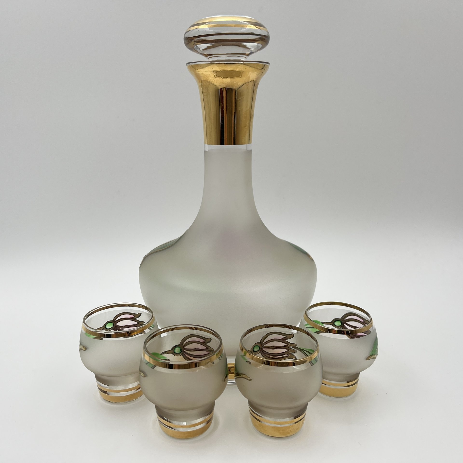 Набор для подачи крепких напитков на 4 персоны с цвекточным декором, стекло, роспись, золочение, Чехословакия, 1970-1990 гг.