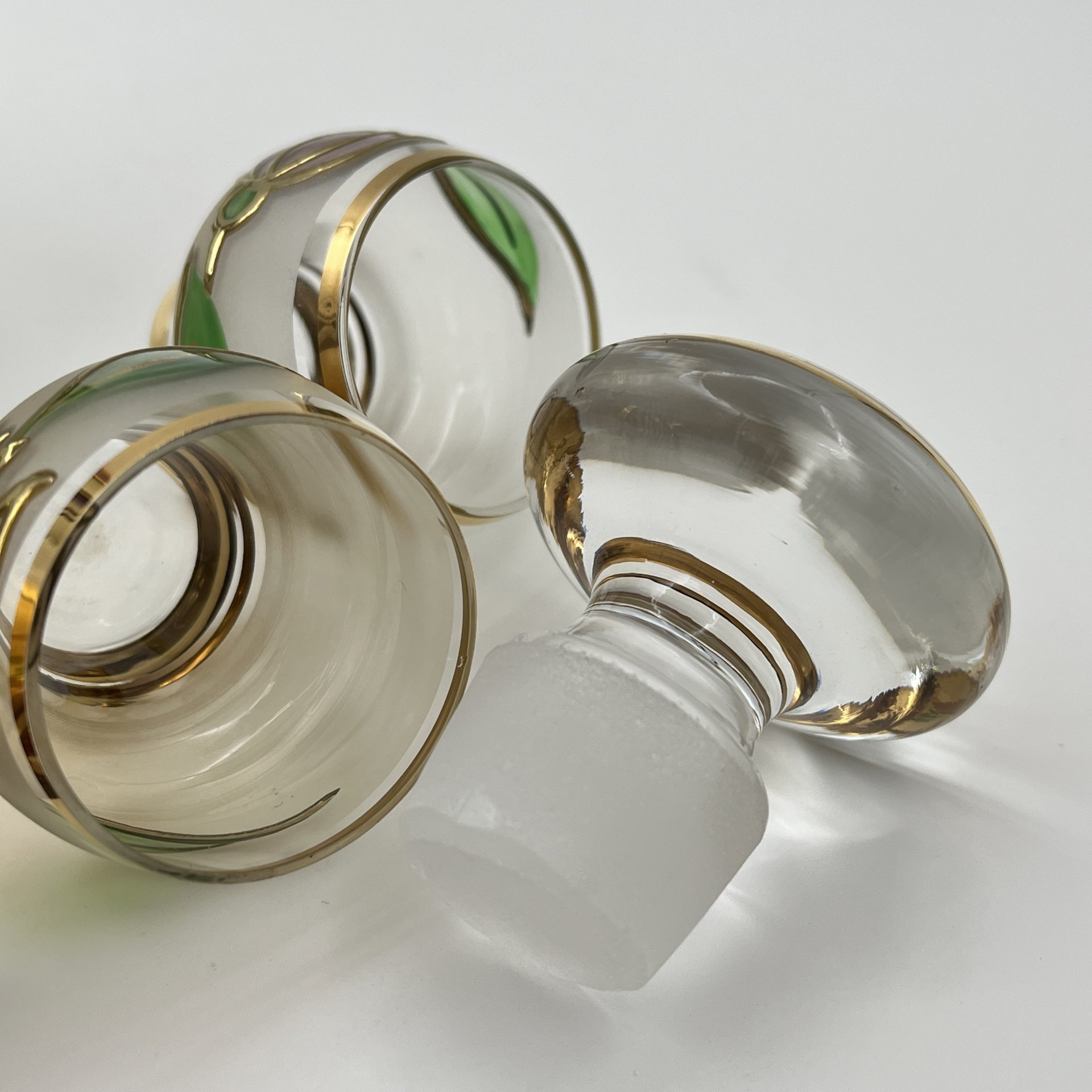 Набор для подачи крепких напитков на 4 персоны с цвекточным декором, стекло, роспись, золочение, Чехословакия, 1970-1990 гг.