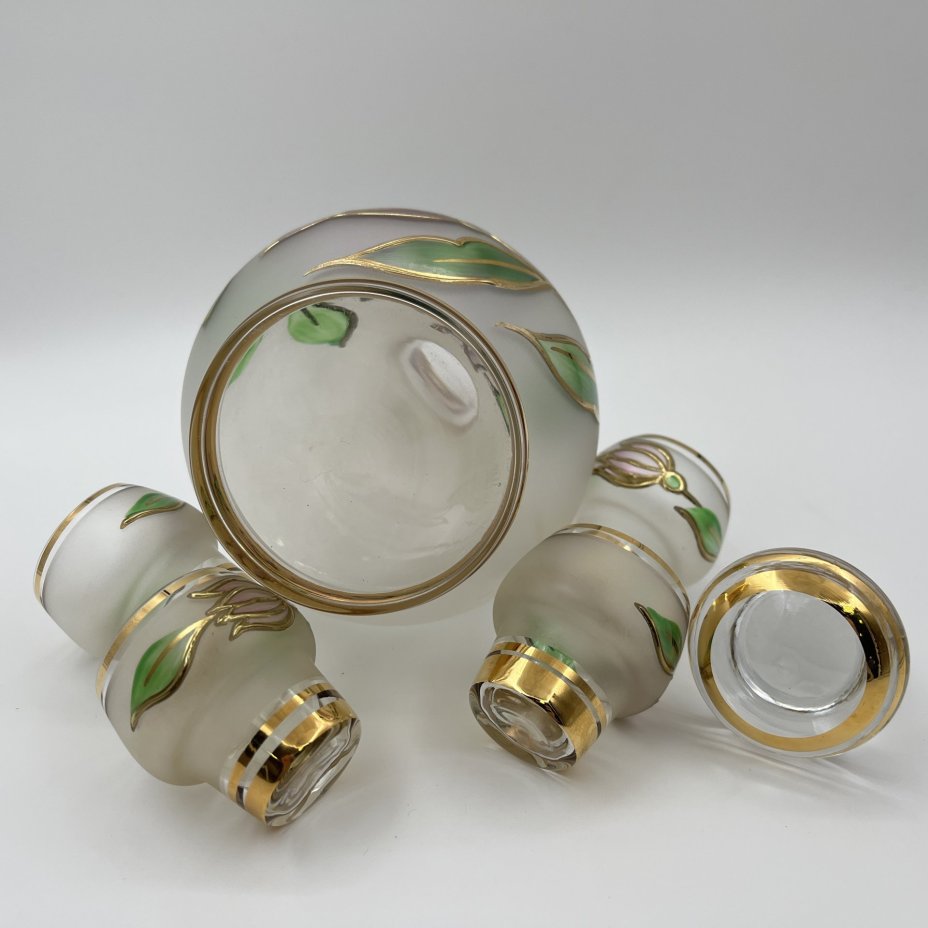 Набор для подачи крепких напитков на 4 персоны с цвекточным декором, стекло, роспись, золочение, Чехословакия, 1970-1990 гг.