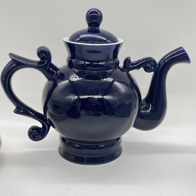 Чайник фигурный из сервиза "Новгородский" ("Декоративный", "Новгород"), автор В. В. Смоляр, фарфор, крытьё кобальтом, Бронницкий завод фарфоровых изделий «Возрождение», СССР, 1971-1981 гг.