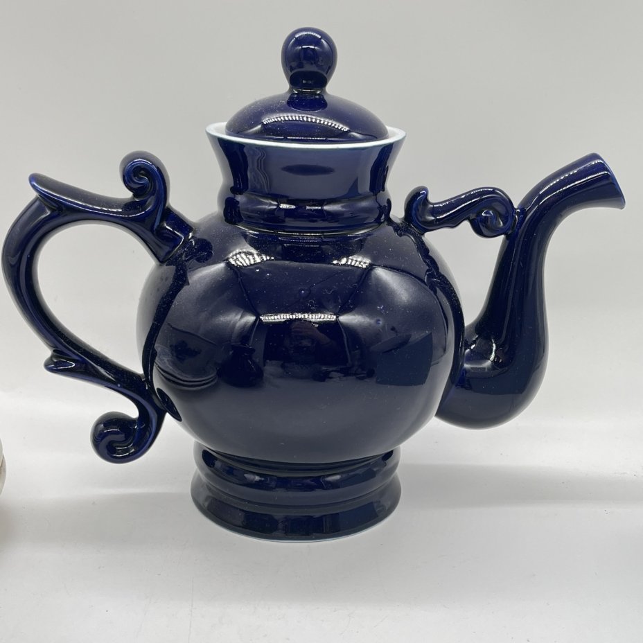 Чайник фигурный из сервиза "Новгородский" ("Декоративный", "Новгород"), автор В. В. Смоляр, фарфор, крытьё кобальтом, Бронницкий завод фарфоровых изделий «Возрождение», СССР, 1971-1981 гг.