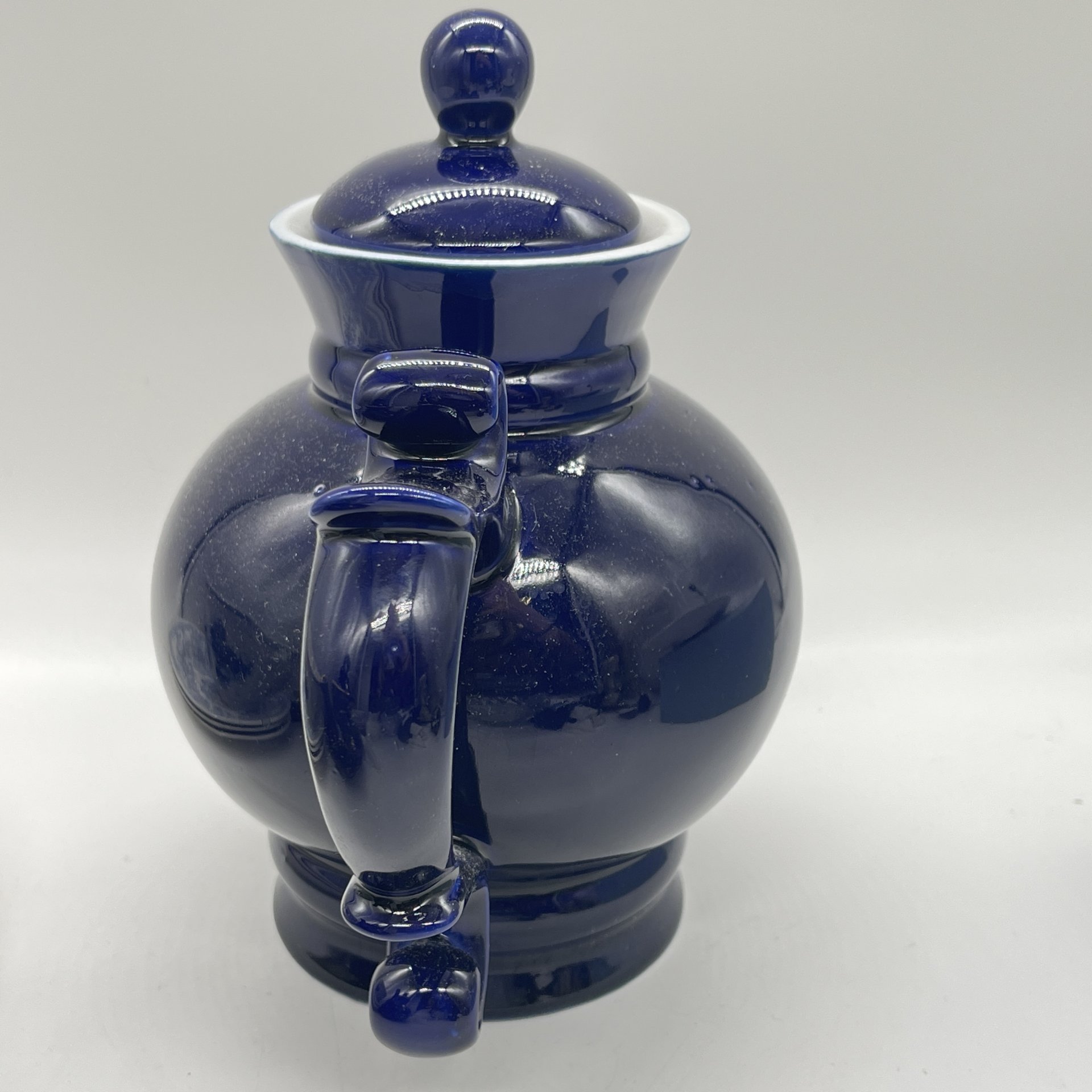 Чайник фигурный из сервиза "Новгородский" ("Декоративный", "Новгород"), автор В. В. Смоляр, фарфор, крытьё кобальтом, Бронницкий завод фарфоровых изделий «Возрождение», СССР, 1971-1981 гг.